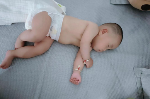 汶上宝宝脸上有白色斑块 汶上宝宝脸上有白色斑块